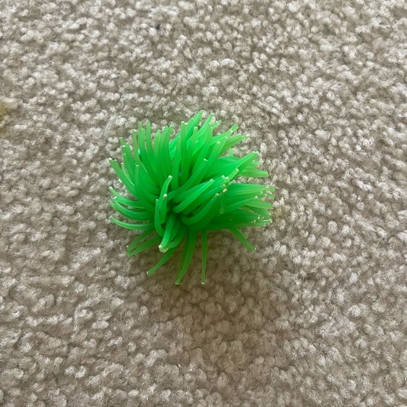 Fish tank plants and decor - Picture 3 of 7